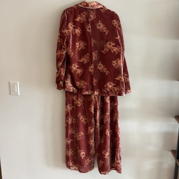 Hutch Floral Velvet Robe Set in Burgundy and Gold - Picture 8 of 10